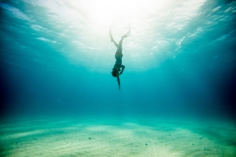 フリーダイビングで静かに水中へと溶け入る