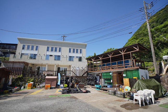 日本でも随一の人気スポット富戸の海辺にある《スキューバプロショップ富戸店》