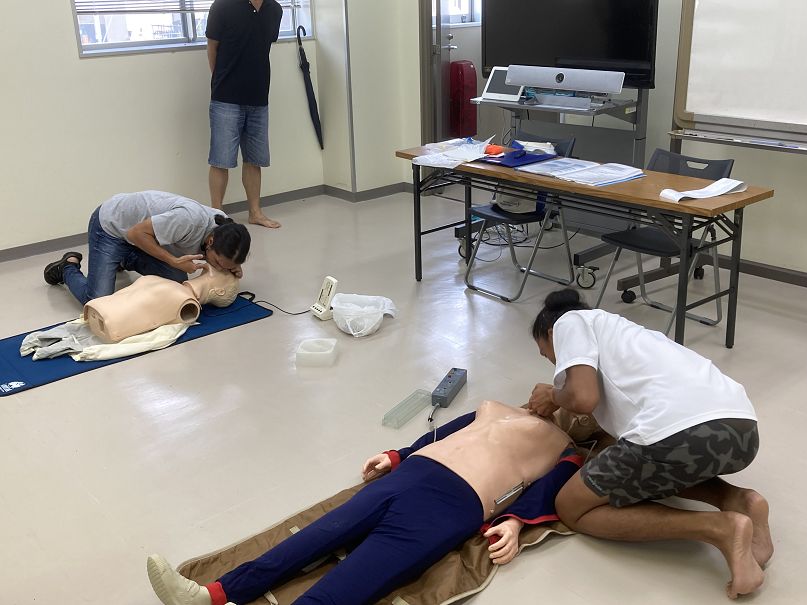 救急法(CPR)訓練も、実際に役に立つようにしっかり行います