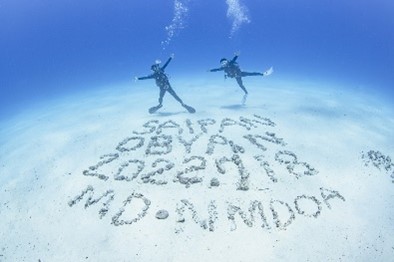 NMDOAの皆さんが歓迎の意を表して作ってくれた海底の文字
Photo by Sachi Murai