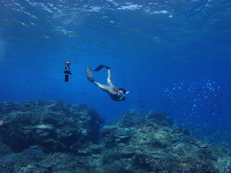 任意の水深にカメラを浮かせて水中でのアクティビティを撮影することもできます