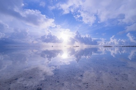 まるでウユニ塩湖のように鏡のような海が広がる。これはアフターダイブで出かけたレストラン前で出会った風景
Photo by Sachi Murai
