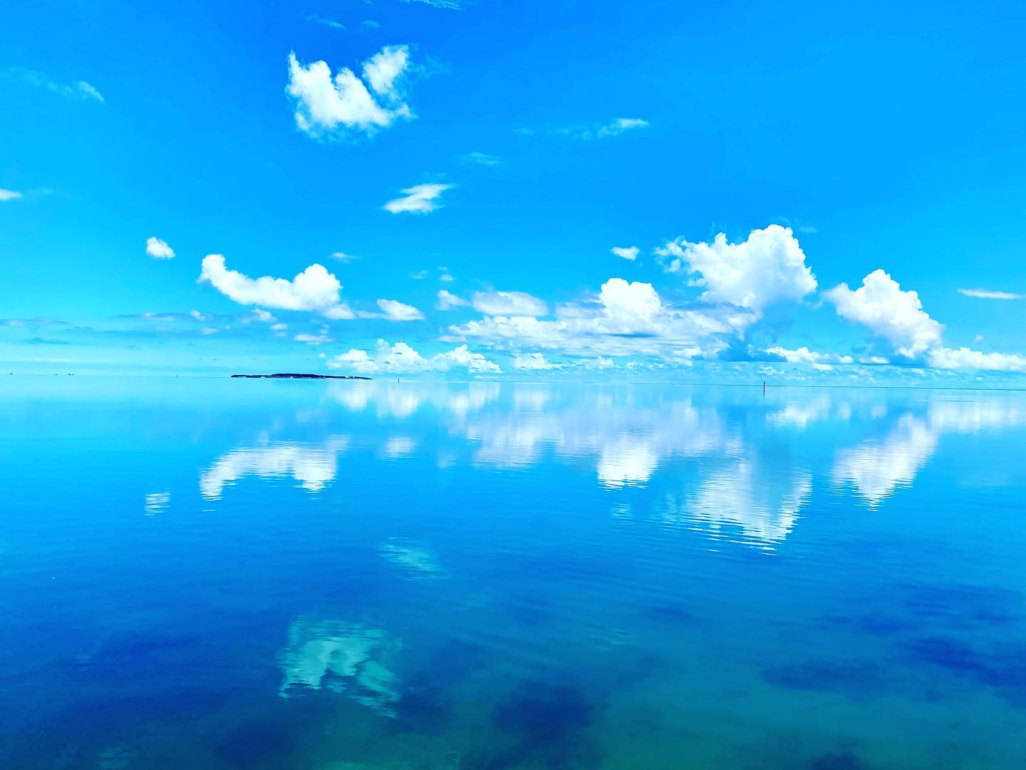 これぞ絶景！　西表島から鳩間島までベッタベタの鏡のような海！！