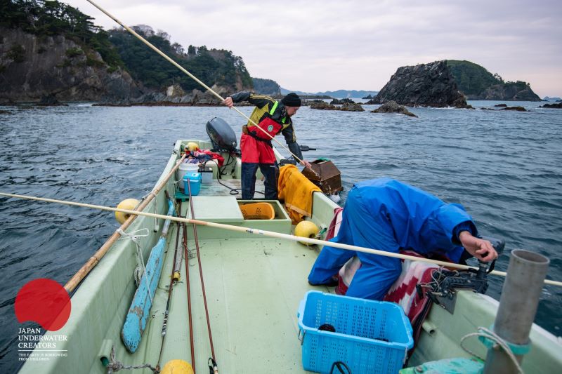 箱メガネと鉤（かぎ）を使って深さ6mのアワビを獲る漁師たち