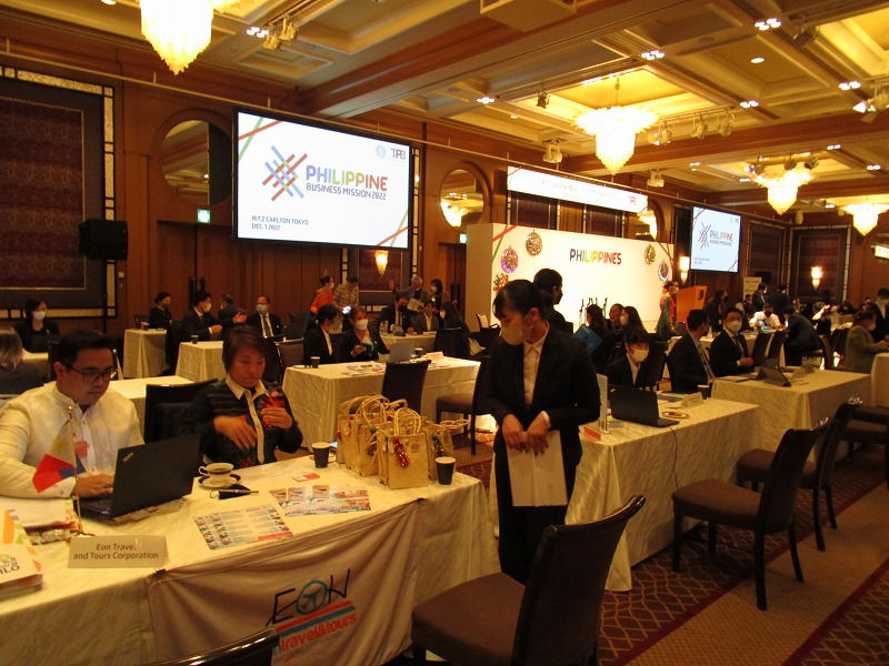 商談会はかなり広いスペースにぎっしりとテーブルが並び、日本の旅行代理店などの関係者と商談が行われていました
