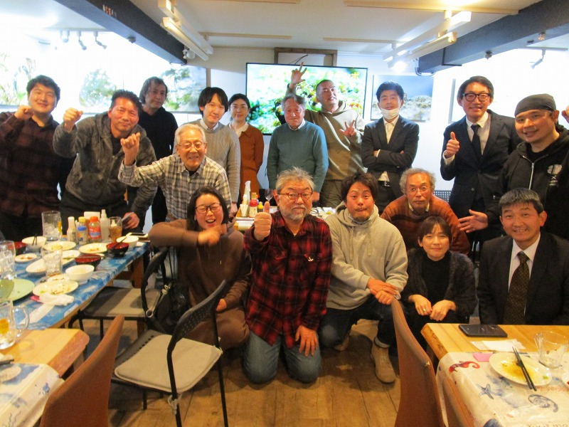 オープニングパーティーとトークイベントに参加された皆さんと。写真中央が今井寛治さん。右隣が《ダイビングショップSB》の松田康司さん