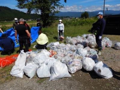 琵琶湖での清掃作業では、大量のゴミを回収