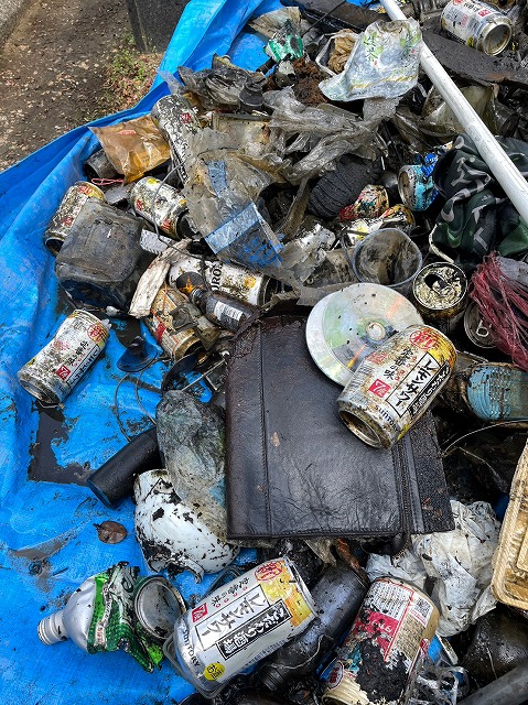 空き缶のほかにも様々なゴミが水中で見つかりました（回収されたゴミの一部です）