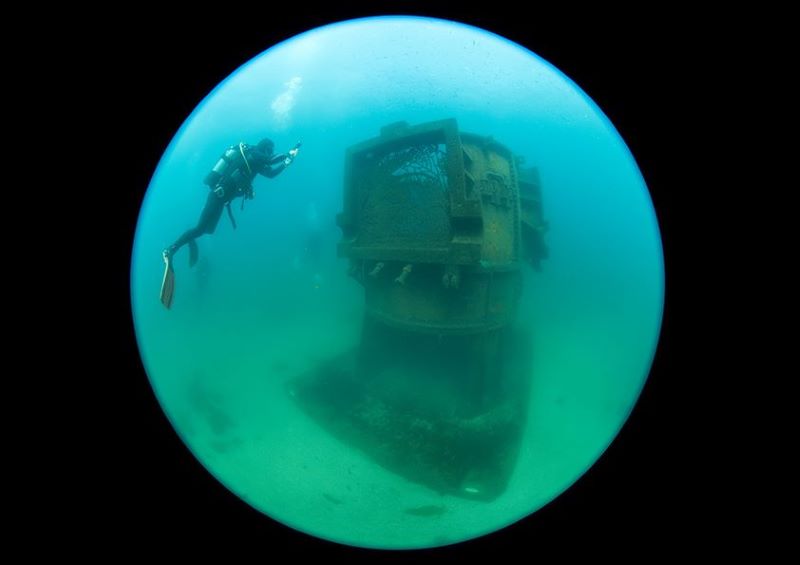 Vhils作品に海底で遭遇するとその大きさに圧倒される photo by Pieter Firlefyn