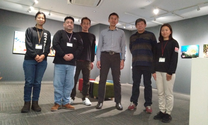 中村卓哉さん（右から３人目）、《SUNS DIVE株式会社》代表・木村尚之さん率いるスタッフの方や、出展されている塾生ダイバーが会場に