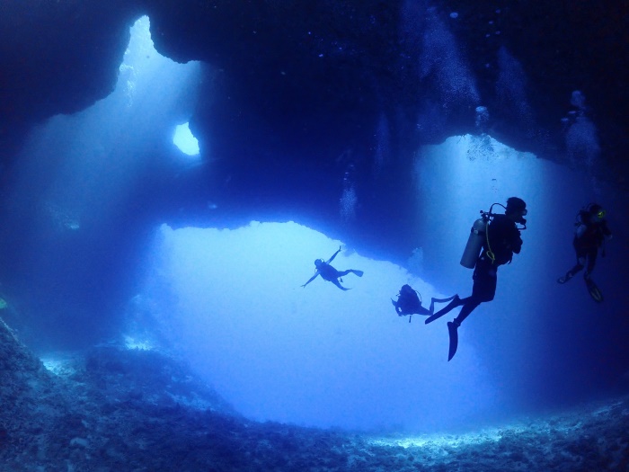 洞窟内から外洋側に抜ける横穴。透明感のあるブルーがとにかくきれい
Photo by Yoshio Hori（Aquamagic Palau）