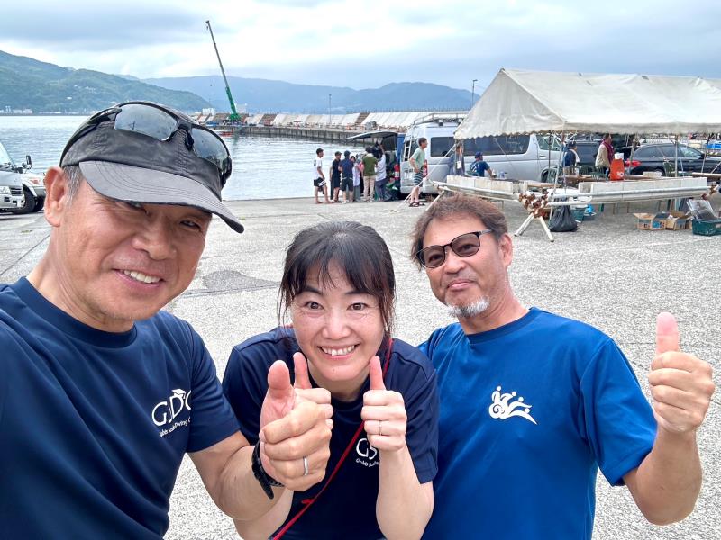 写真は、右から、本企画の仕掛け人であるHSAの太田樹男さん、すくすくハウスの大久保夏樹さん、KAKO-MARINEの栫幸宏さん