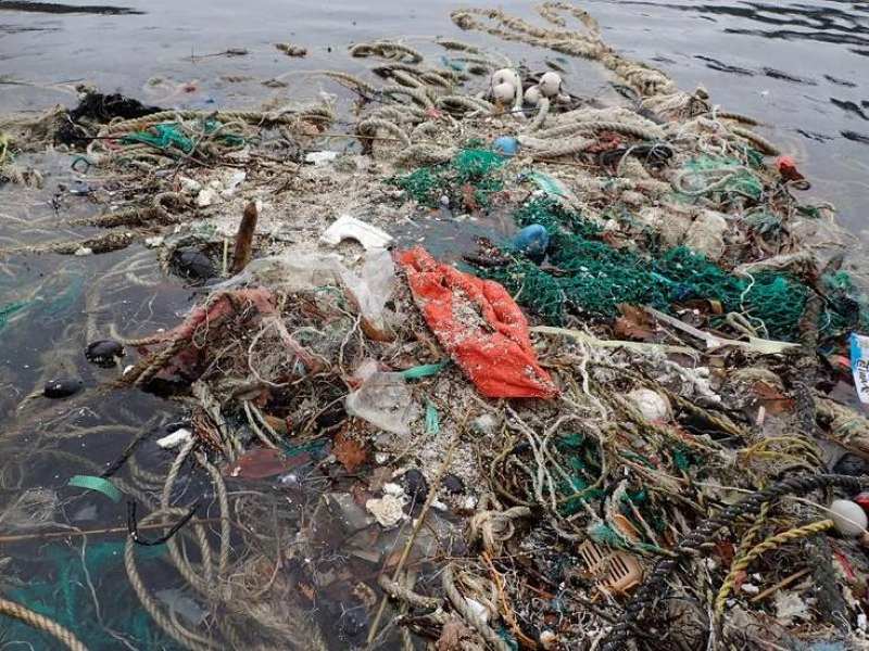 塊になって漂流する漁具、漁網。漂流中も魚類をはじめ、ウミガメ、海鳥などに深刻な被害を与え続けます。(撮影:対馬志多浦地区/OWS)