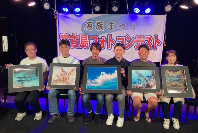 作品とともに受賞者のみなさんと茂野さん