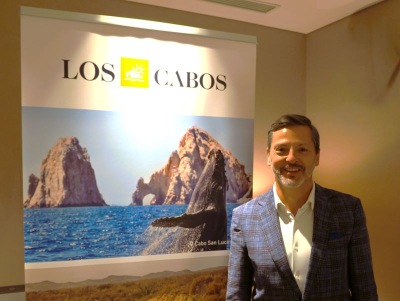 ロスカボスのバナー前で