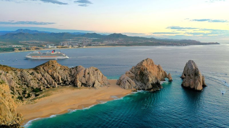 エル・アルコ含めた上空からの写真。手前が太平洋で、奥が世界遺産カリフォルニア湾（コルテス海）