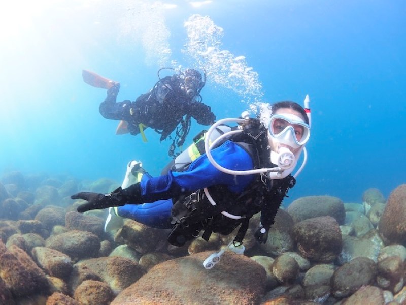 温かく快適に潜れるドライスーツはこれからの季節の必需品！　
写真提供：PADIジャパン