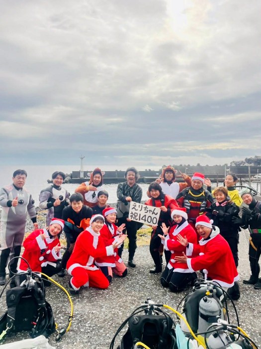 初日はサンタやトナカイの姿で潜るダイバーも！《ダイビングショップ海好き》チームのエリちゃんの1400本記念ダイブを鍵井さんとみんなでお祝い