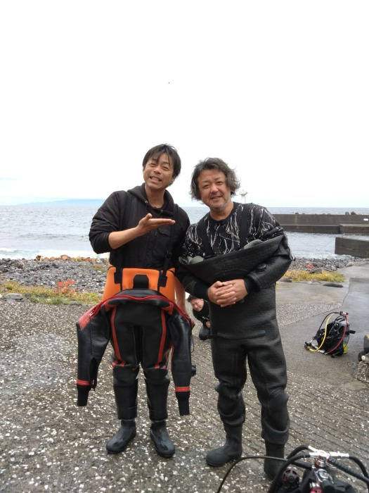 八幡野のダイビングガイドの後輩にあたる、福田航平さん（左）と鍵井さん（右）。福田さんは「ふくちゃん」の愛称で知られていますが、鍵井さんは「こうへい」と呼んでいて、つながりの深さを感じました