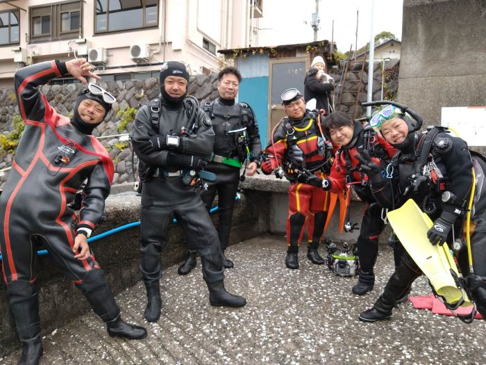 《ダイビングショップ海好き》の皆さん。左が福田さん、その隣が鍵井さん（2日目）