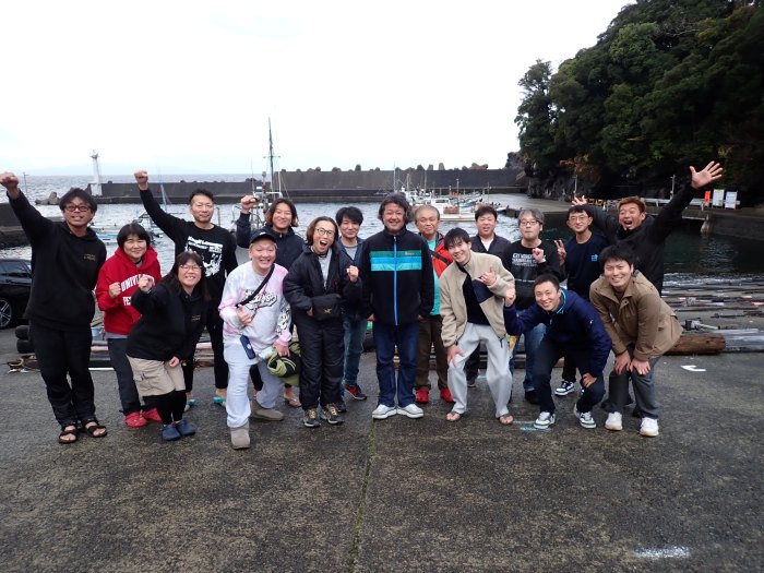 雨予報の2日目、晴れ間も出ましたが、帰る頃にはまた雨がぱらつき……。でも、皆さんのおかげで明るくにぎやかな八幡野の海岸でした♪