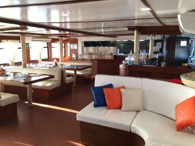 ラパスのValentina号船内