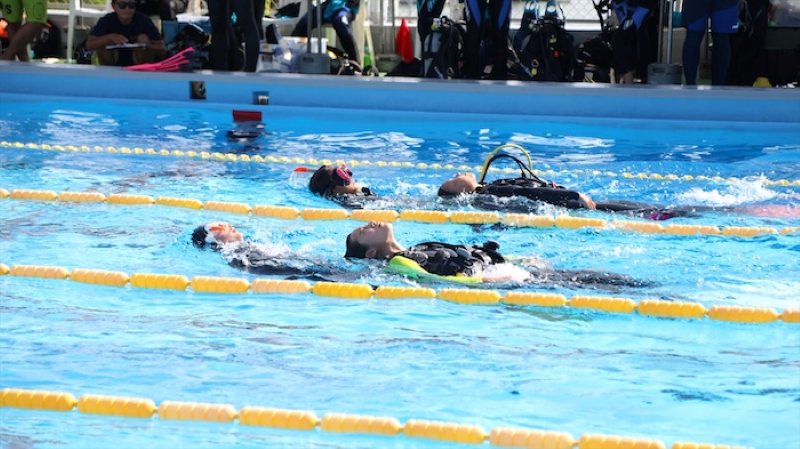 ダイビング技能コンテスト、レスキュー競技の様子