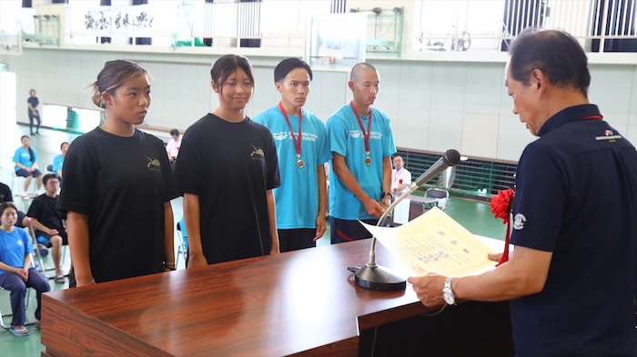 ベストダイバー賞で表彰を受ける新美さん、山口さん、山田さん、魚住さん