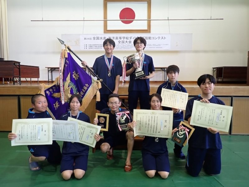 総合優勝を果たした秋田県立男鹿海洋高等学校のメンバー