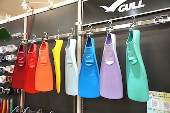 《GULL》のフィンは使用感はもちろん、カラーバリエーションでも人気を集めています

