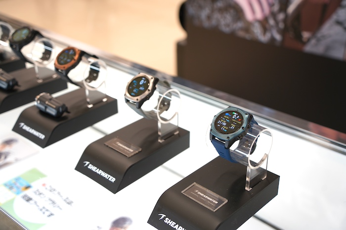 ブランド最高峰機種で、世界初の高解像度AMOLEDディスプレイ搭載の「TERIC（テリック）」

