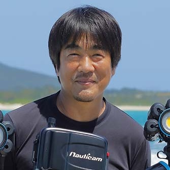 峯水亮さん
浮遊系生物の神秘的な美しさと不思議な生態を表現

