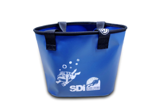 SDIより、ダイビングのあとホテルでカメラの塩抜きをするのにも便利なミニトート


