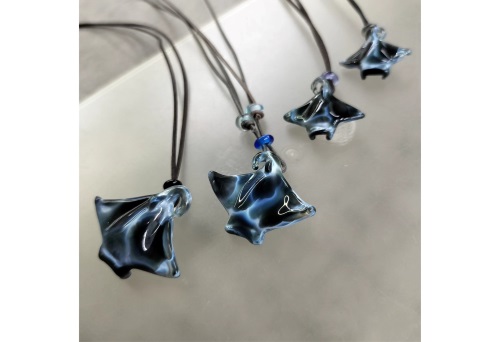 《Glass studio Isa-na》より琉球ガラスのマンタ ペンダントトップ