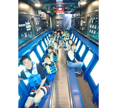 ノンダイバー向けプログラムでは、万座の海をグラスボートで海中を観察できる