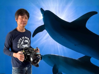 インストラクターでドルフィンスイムのガイドもこなす長谷川潤さん