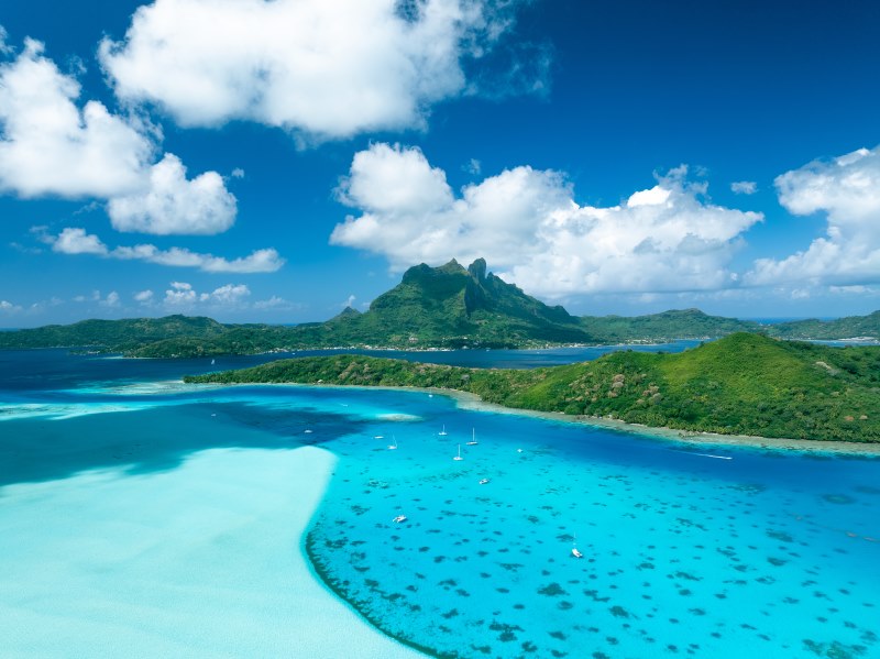 タヒチアンブルーの海にうっとり（写真／タヒチ観光局）

