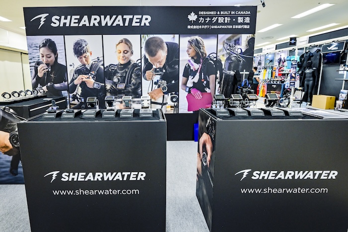 マリンダイビングフェアにも気になるダイブコンピュータ製品が並ぶ。写真はShearwater の展示ブース
Photo by Marine Photo Library