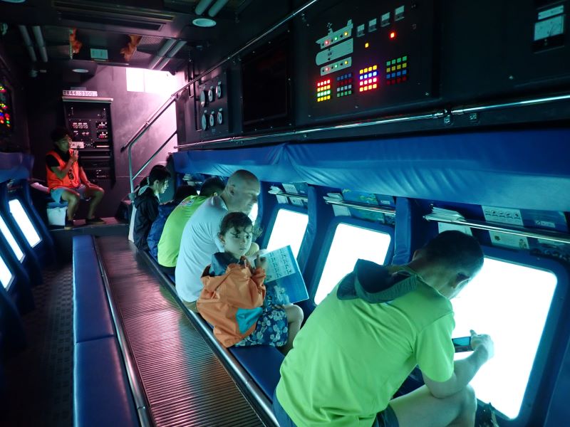 潜水艦で海中を散策。まだダイビングをしていない方や、お子さんもこれなら海の中の様子がよくわかります。